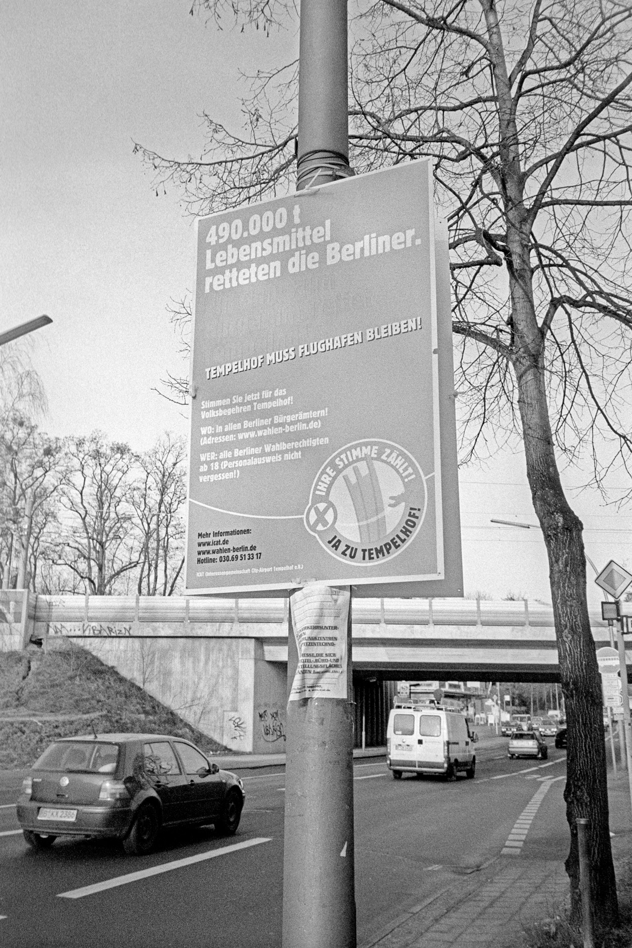 © Martin Frech: Werbeplakat für Volksbegehren, Leonorenstraße, Berlin-LankwitzIlford HP5+, E. I. 27° DIN, BKA Diafine
