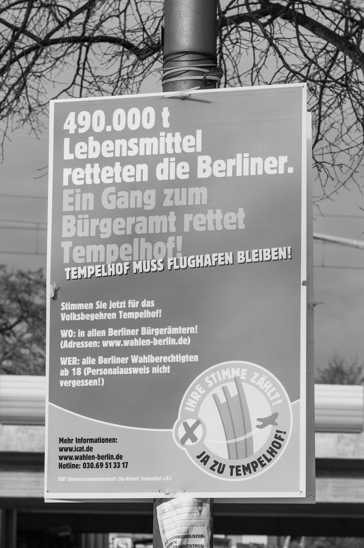 © Martin Frech: Werbeplakat für Volksbegehren, Leonorenstraße, Berlin-LankwitzNikon D70, Graustufenbild mit Lightroom (automatisch)