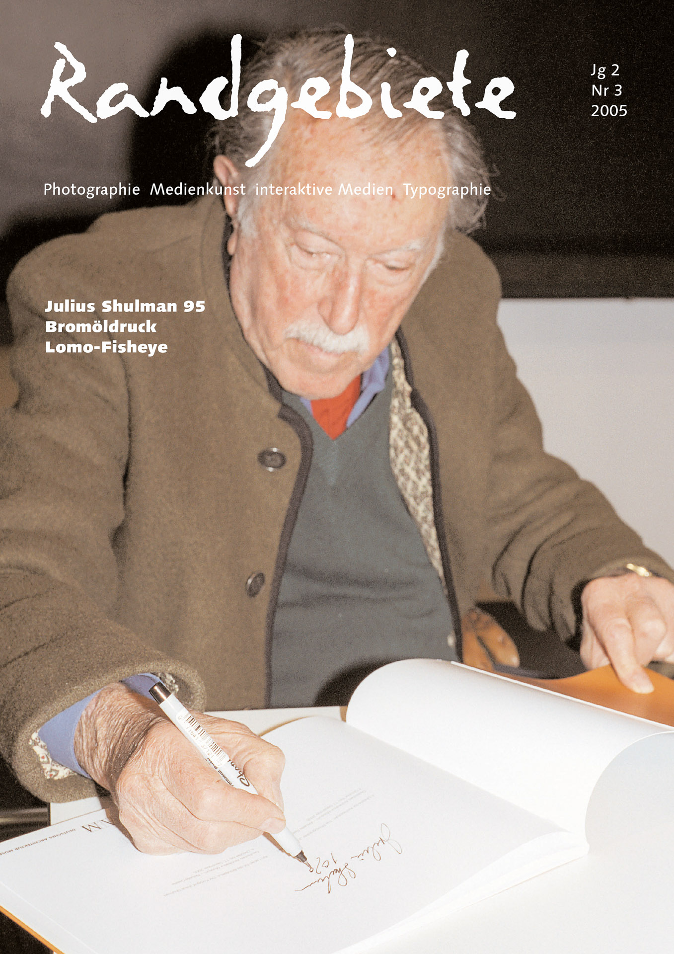 © Martin Frech: Julius Shulman signiert(während einer Veranstaltung im Deutschen Architekturmuseum, Frankfurt/M., 10/2005)