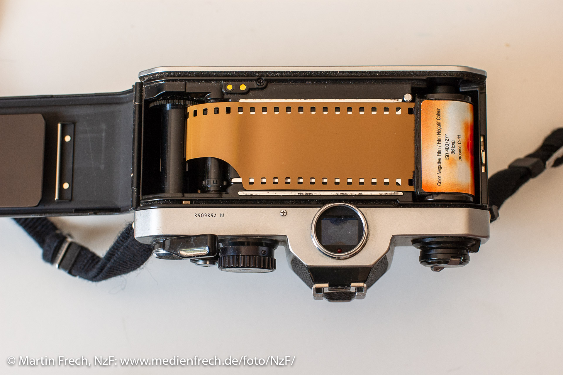 © Martin Frech: Einlegen des Rollei Redbird 400 in die Kamera: Die Schichtseite zeigt zur Rückwand.