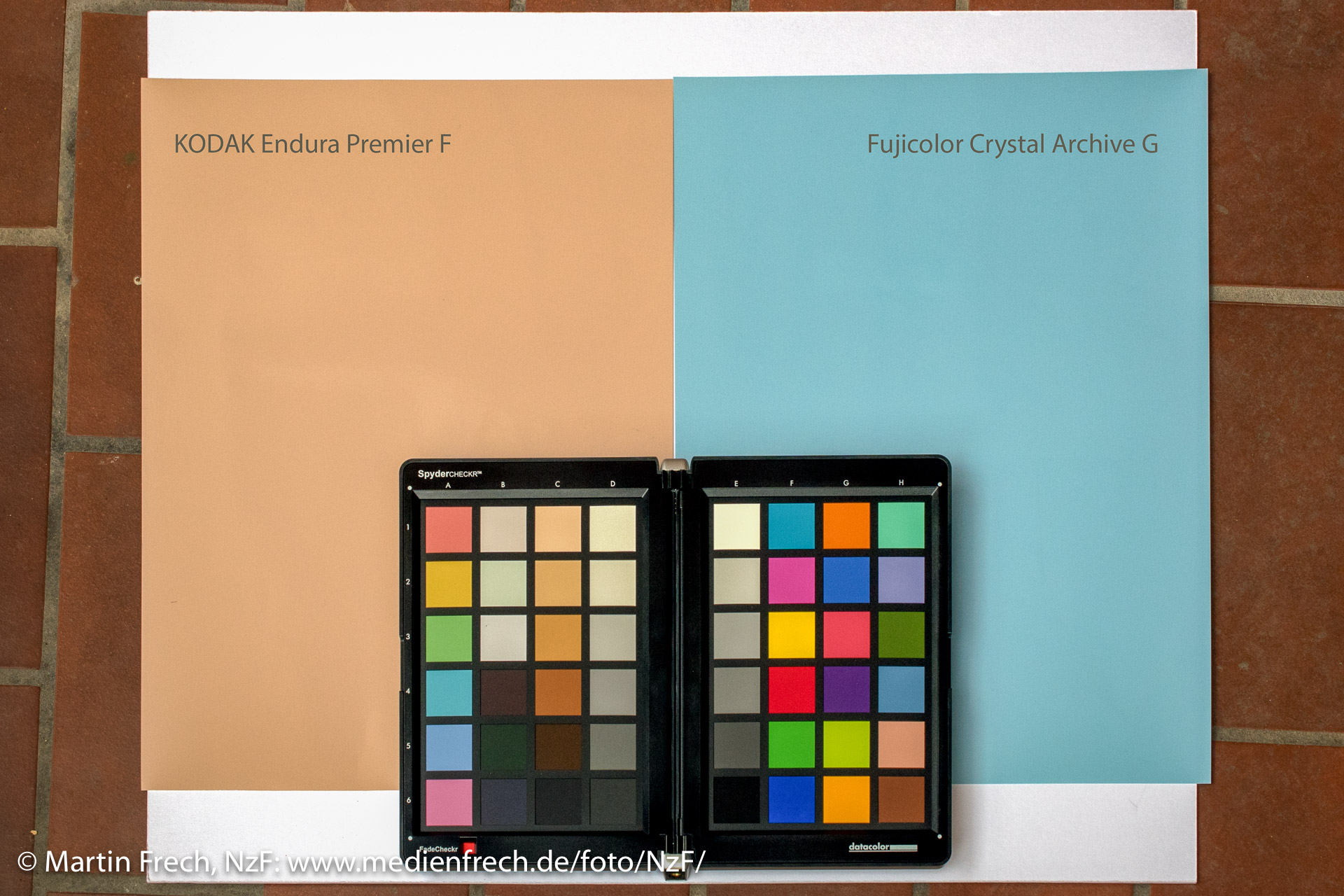 © Martin Frech: Die Papiere von Kodak und Fuji haben vor der Entwicklung unterschiedlich gefärbte Schichten.